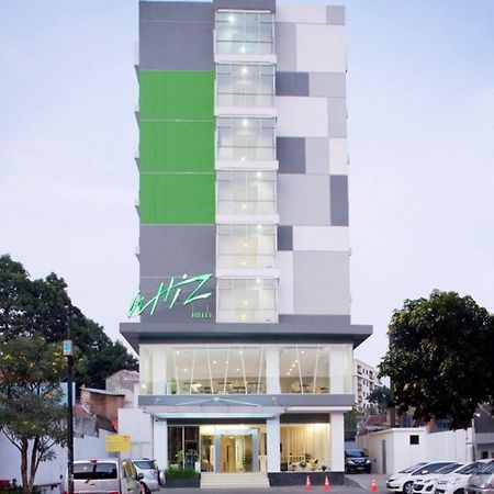 Whiz Hotel Cikini Giacarta Esterno foto