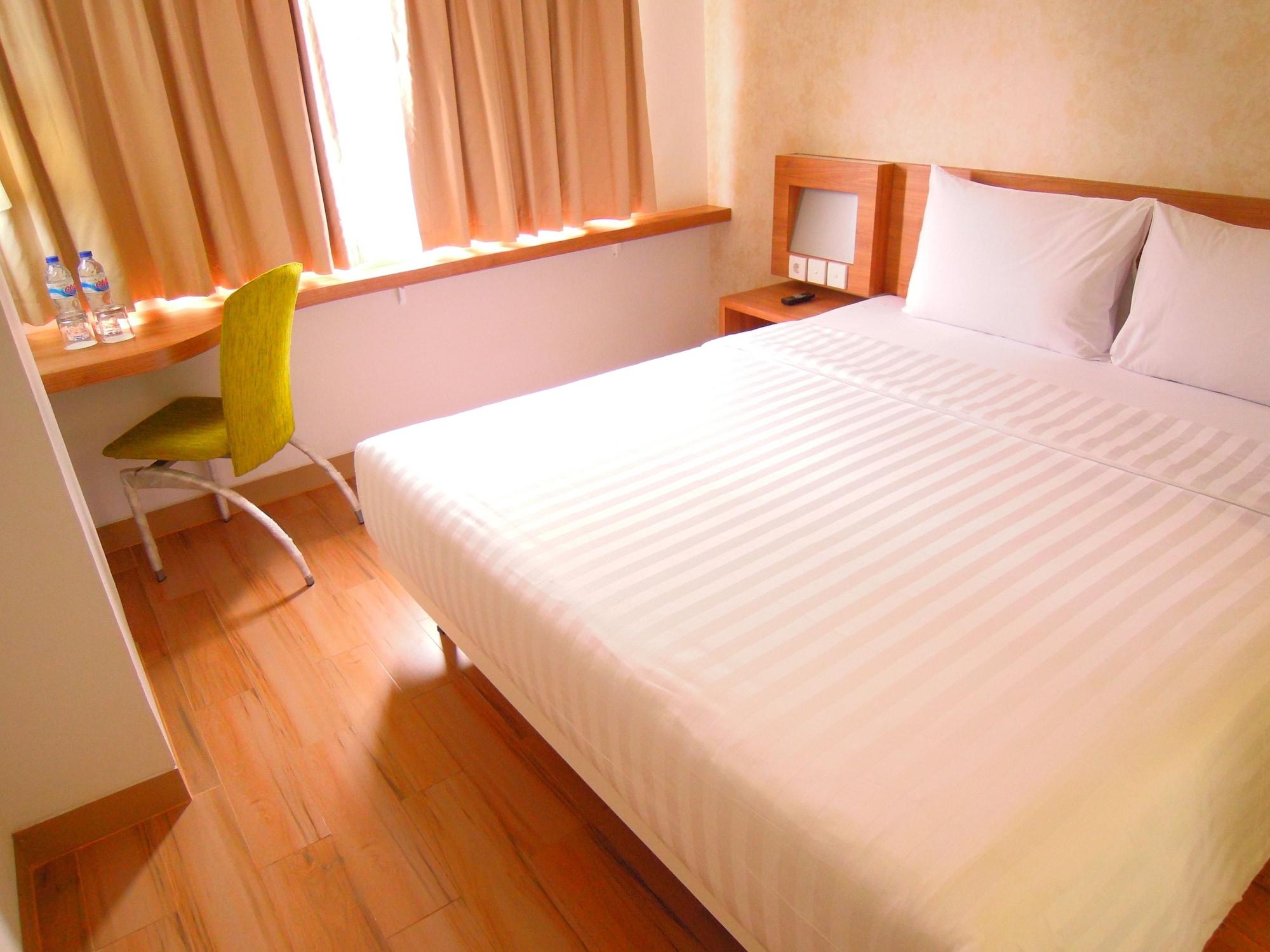 Whiz Hotel Cikini Giacarta Esterno foto