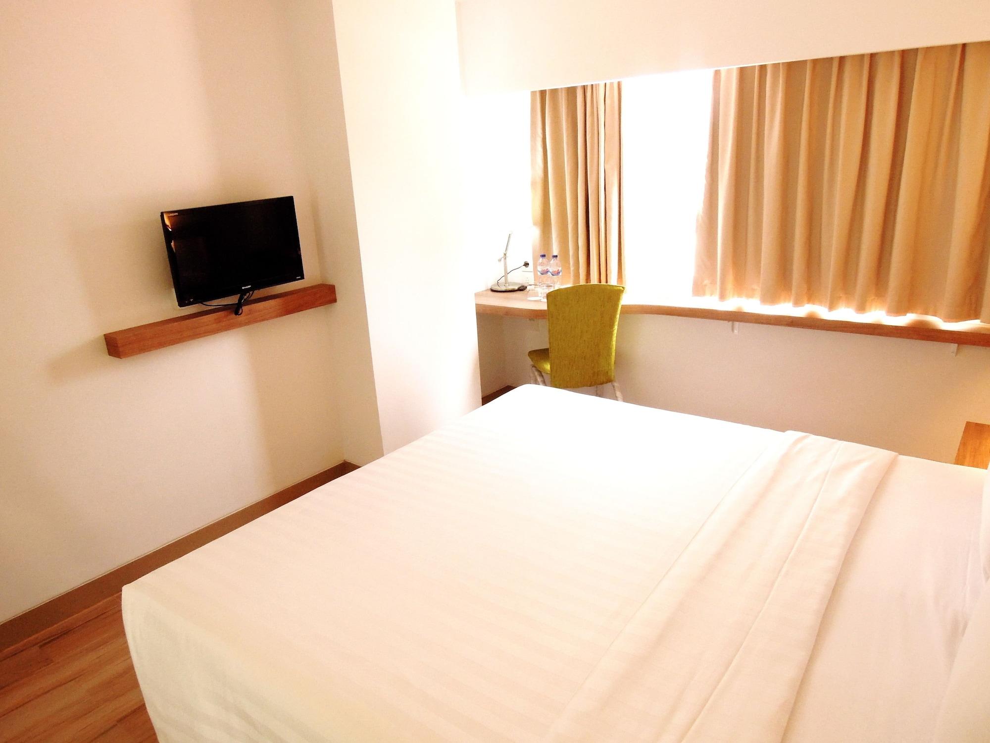 Whiz Hotel Cikini Giacarta Esterno foto