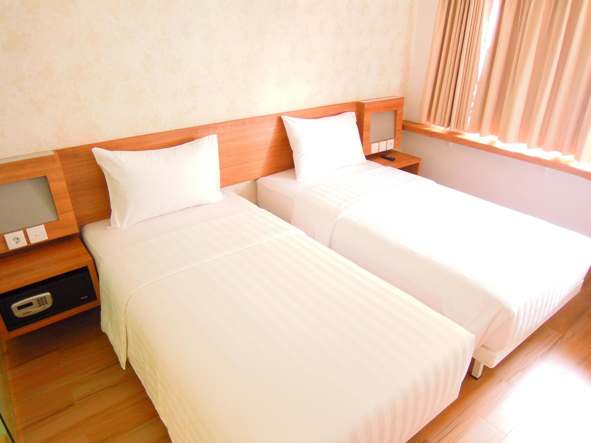 Whiz Hotel Cikini Giacarta Esterno foto