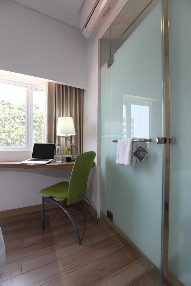 Whiz Hotel Cikini Giacarta Esterno foto