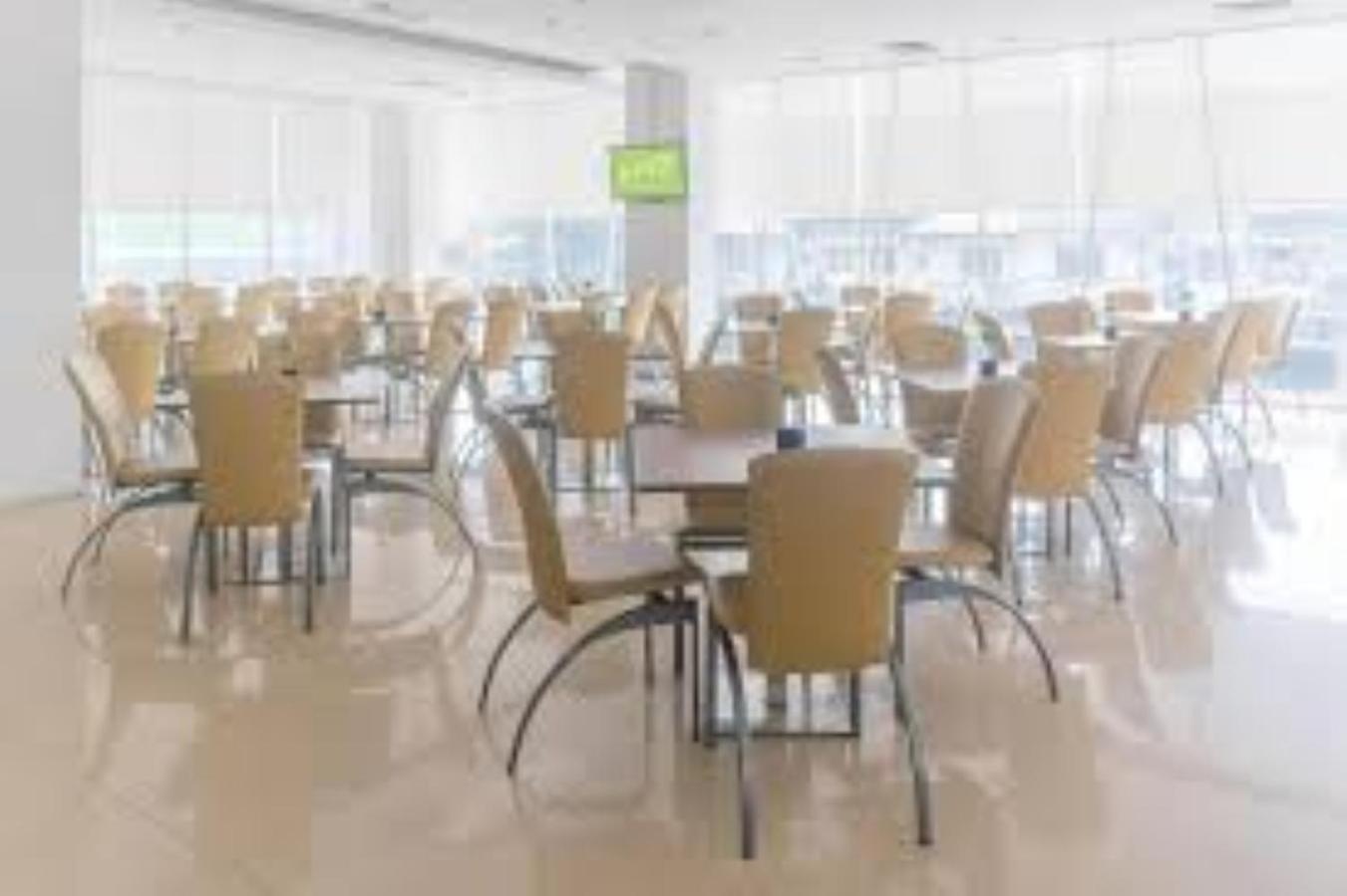 Whiz Hotel Cikini Giacarta Esterno foto
