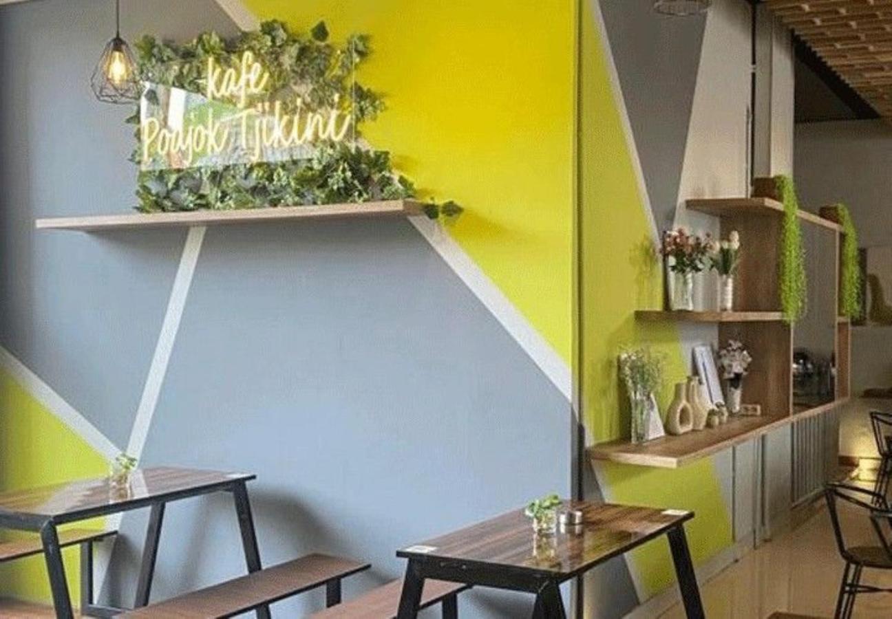 Whiz Hotel Cikini Giacarta Esterno foto