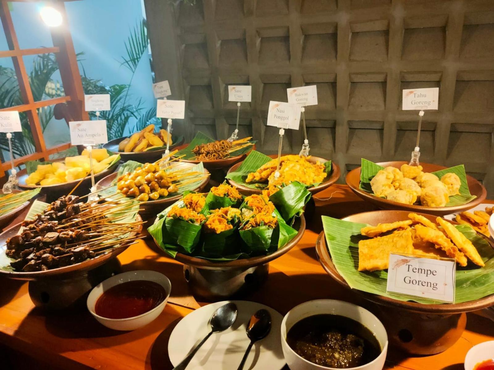 Whiz Hotel Cikini Giacarta Esterno foto