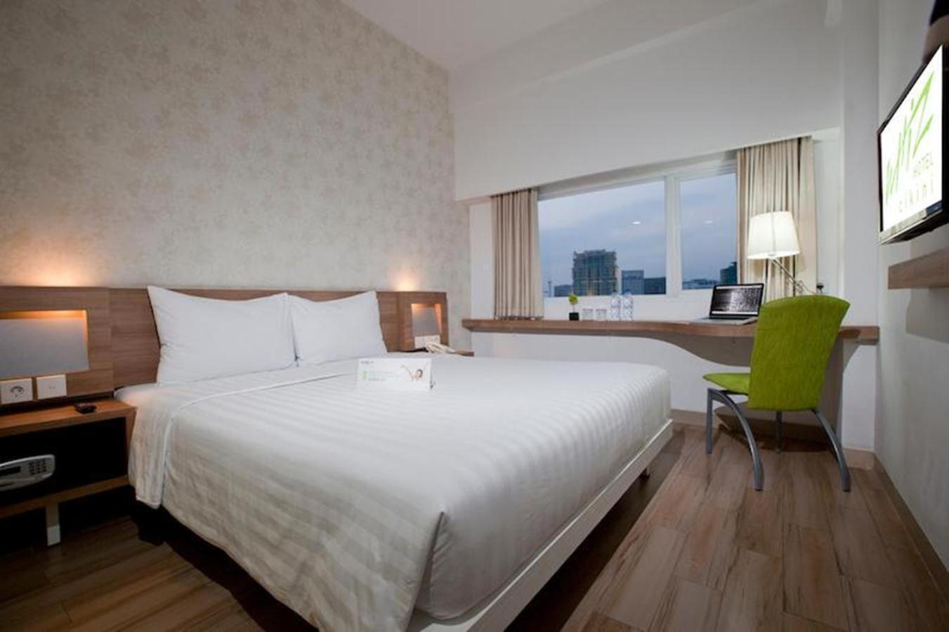 Whiz Hotel Cikini Giacarta Esterno foto