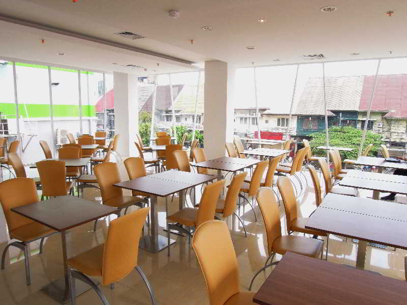 Whiz Hotel Cikini Giacarta Esterno foto