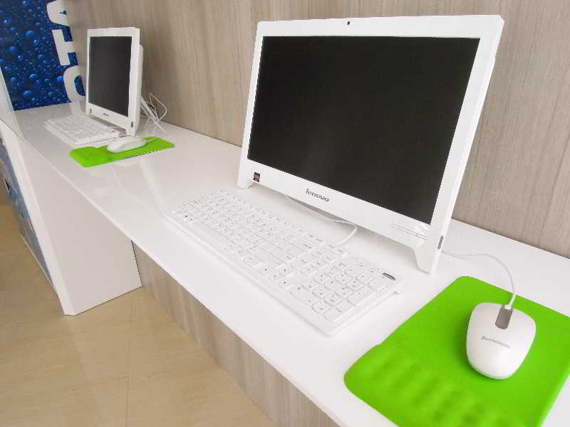 Whiz Hotel Cikini Giacarta Esterno foto