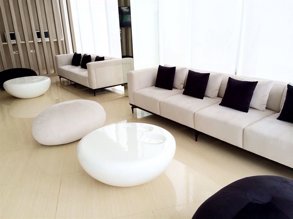 Whiz Hotel Cikini Giacarta Esterno foto