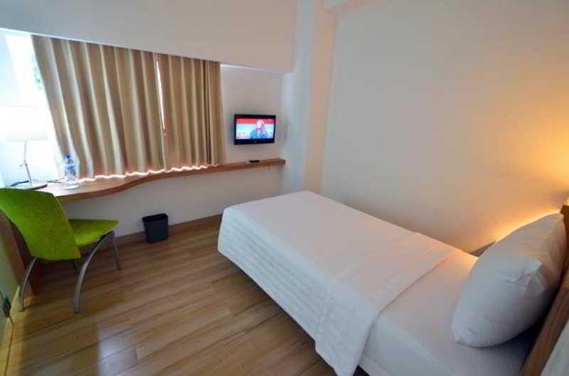 Whiz Hotel Cikini Giacarta Esterno foto