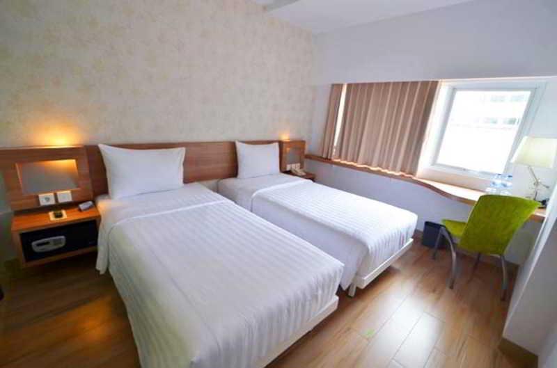 Whiz Hotel Cikini Giacarta Esterno foto