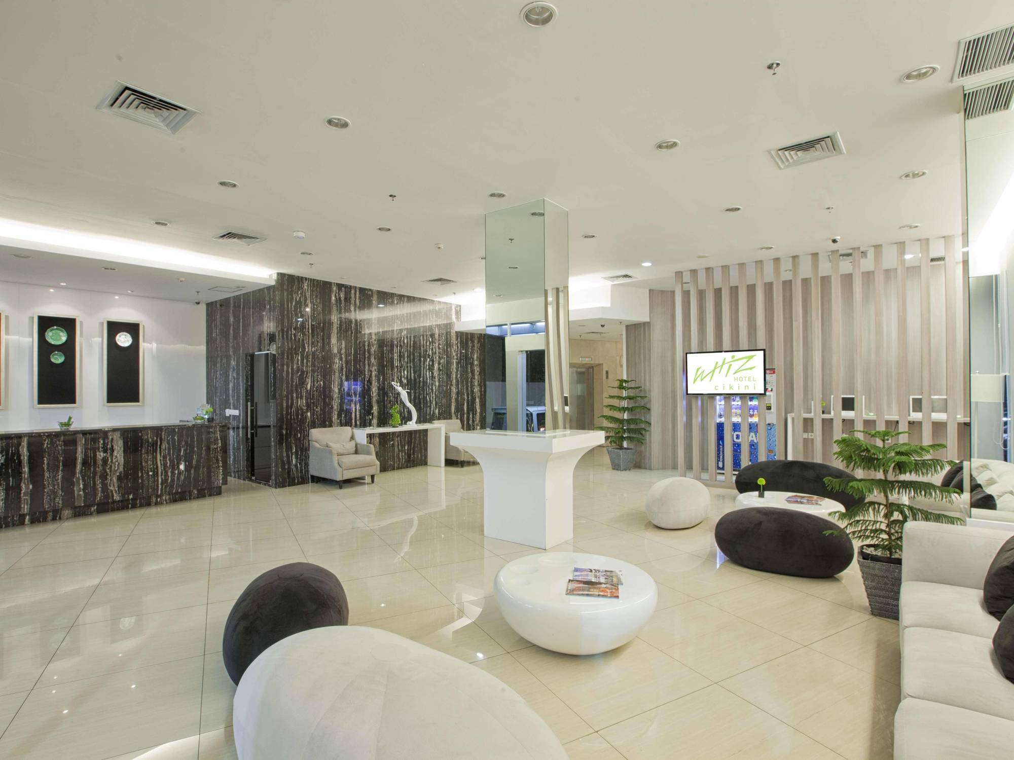 Whiz Hotel Cikini Giacarta Esterno foto
