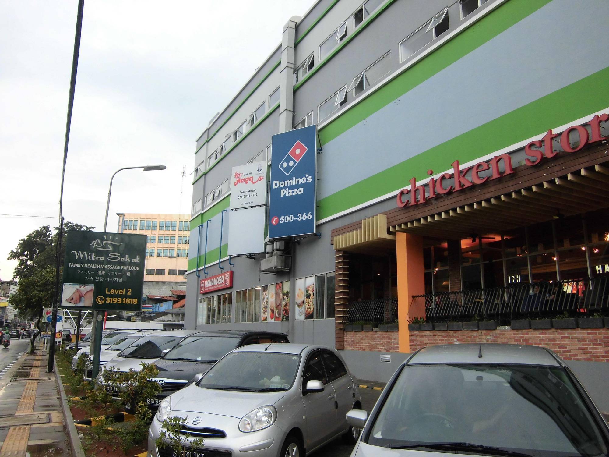 Whiz Hotel Cikini Giacarta Esterno foto