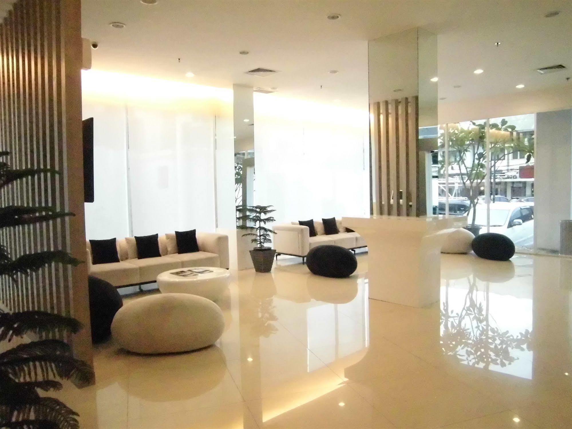 Whiz Hotel Cikini Giacarta Esterno foto