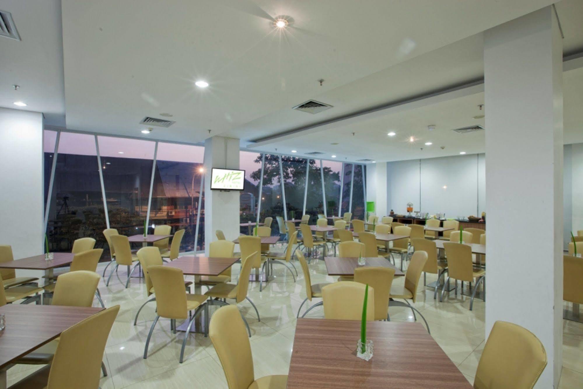 Whiz Hotel Cikini Giacarta Esterno foto