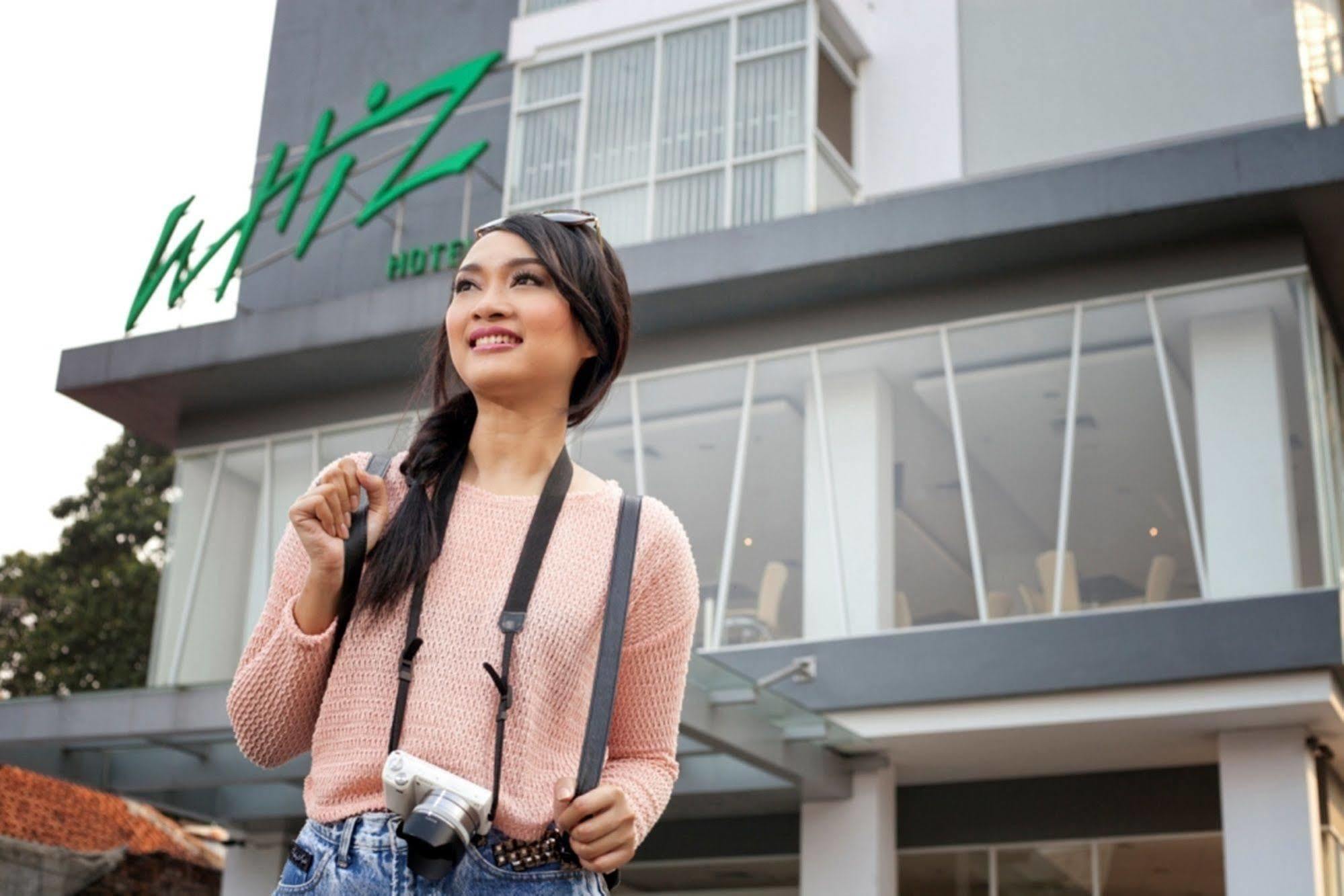 Whiz Hotel Cikini Giacarta Esterno foto