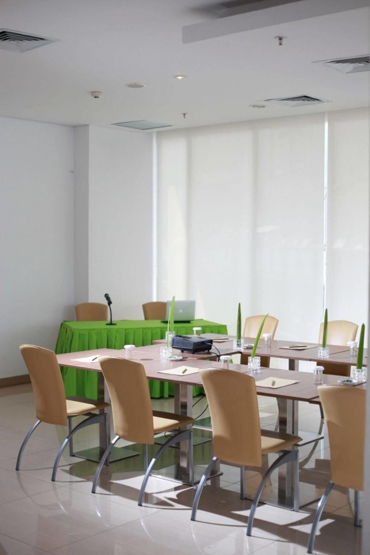 Whiz Hotel Cikini Giacarta Esterno foto