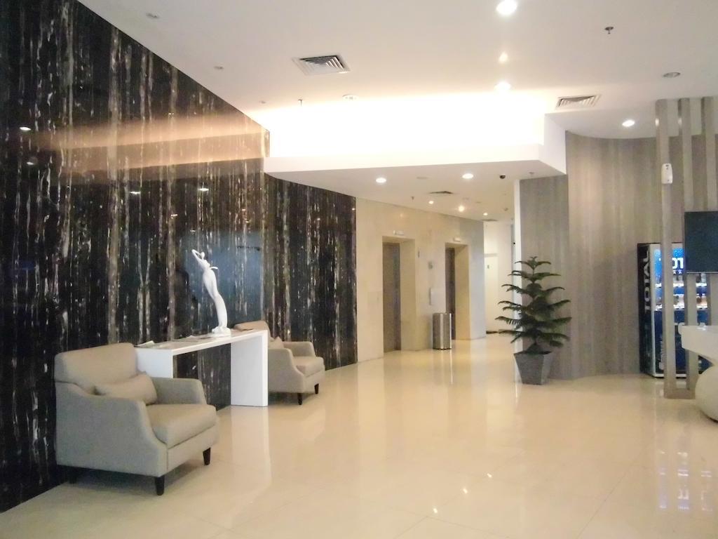 Whiz Hotel Cikini Giacarta Esterno foto