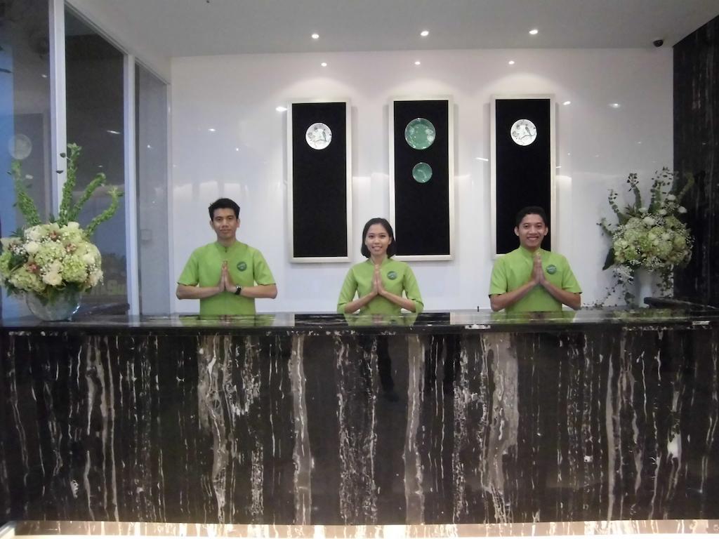 Whiz Hotel Cikini Giacarta Esterno foto